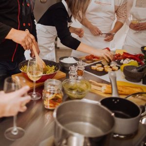 Voucher Regalo Esperienza "Corso di cucina con lo chef e degustazione di vini e olio"